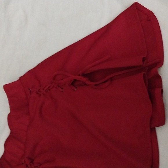 Chic & Edgy Mini Skirts - Hot Topic Styles for a Bold Look - Picture 3 of 4